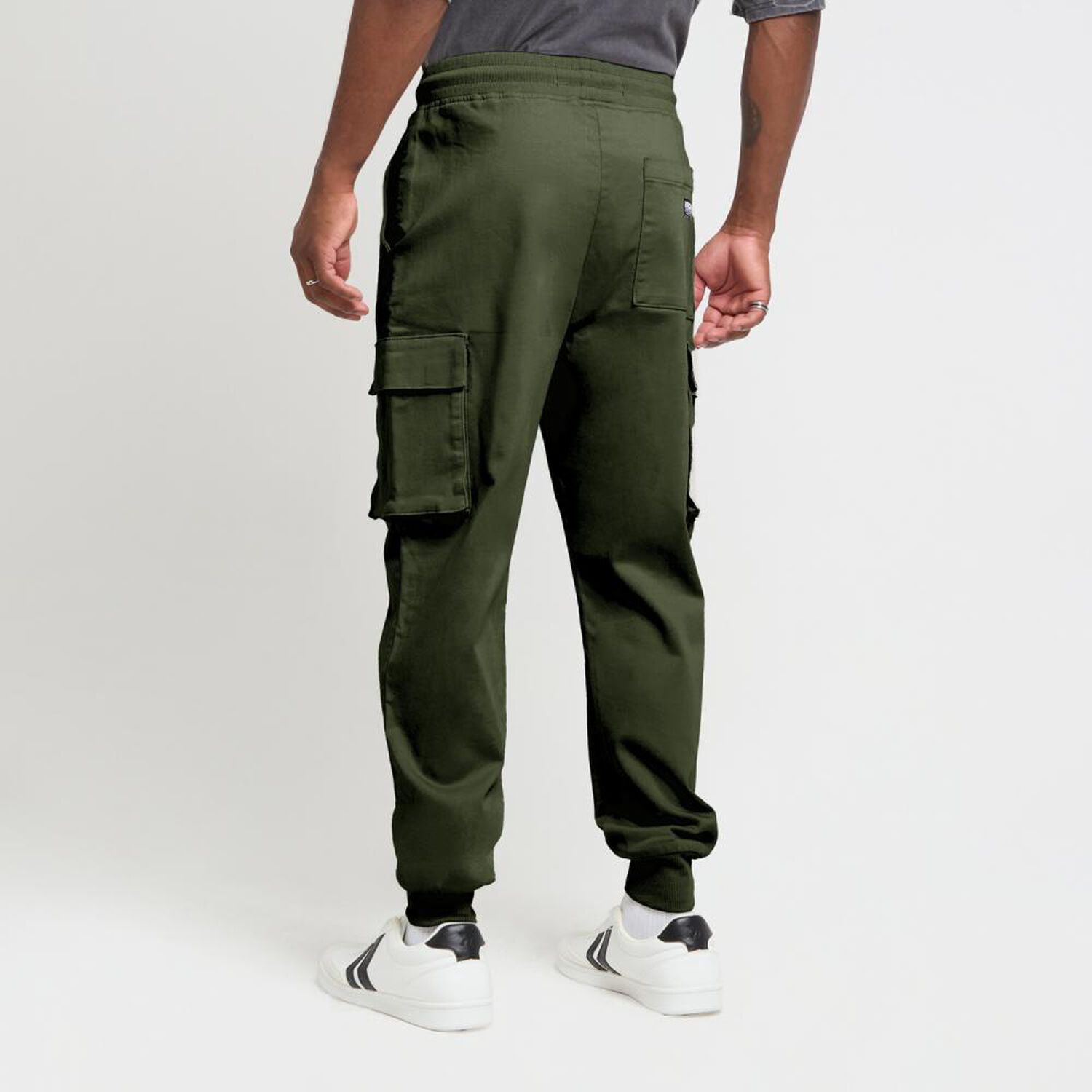 Pantal&oacute;n Liso Tiro Medio Slim Cargo Hombre Rolly Go image number 1.0