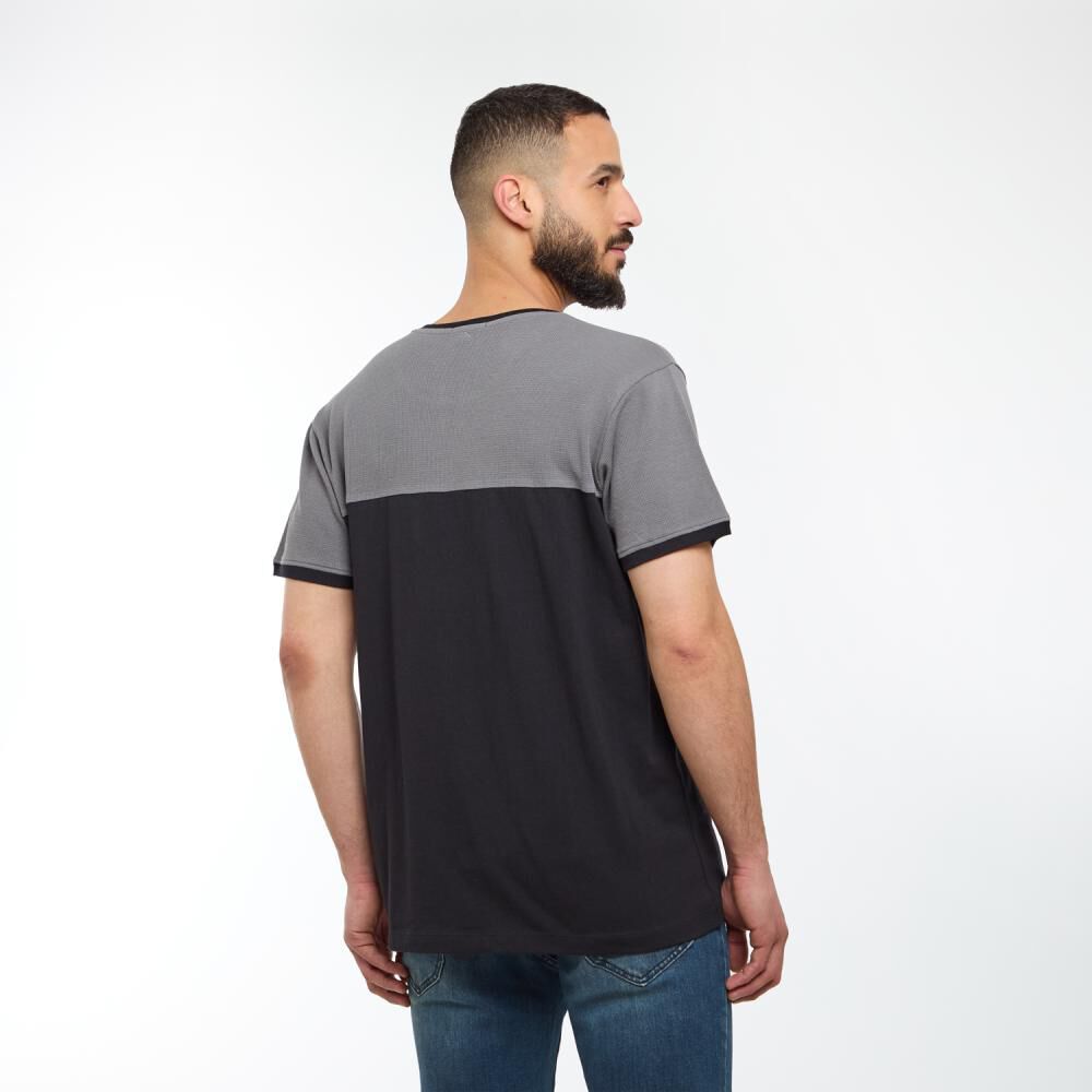Polera Regular Manga Corta Cuello V Hombre Az Black image number 3.0