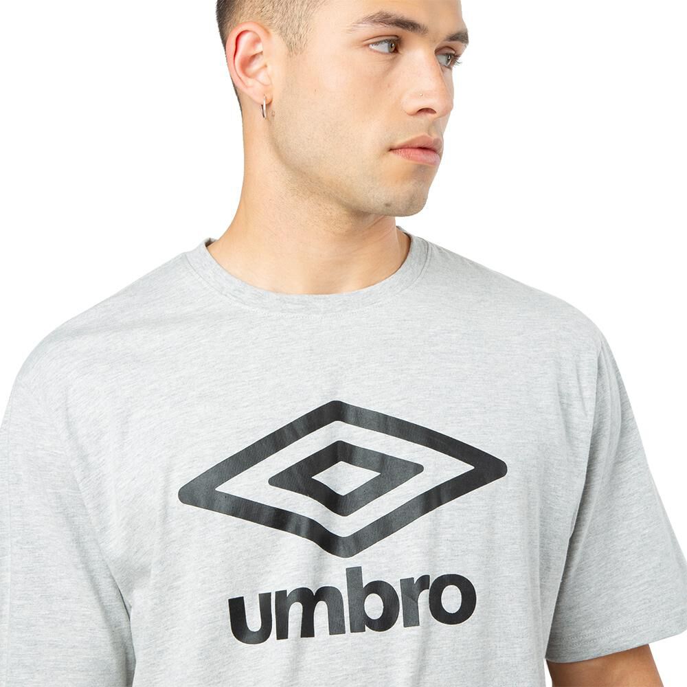 Polera Deportiva Hombre Umbro Essentials Big Logo image number 3.0