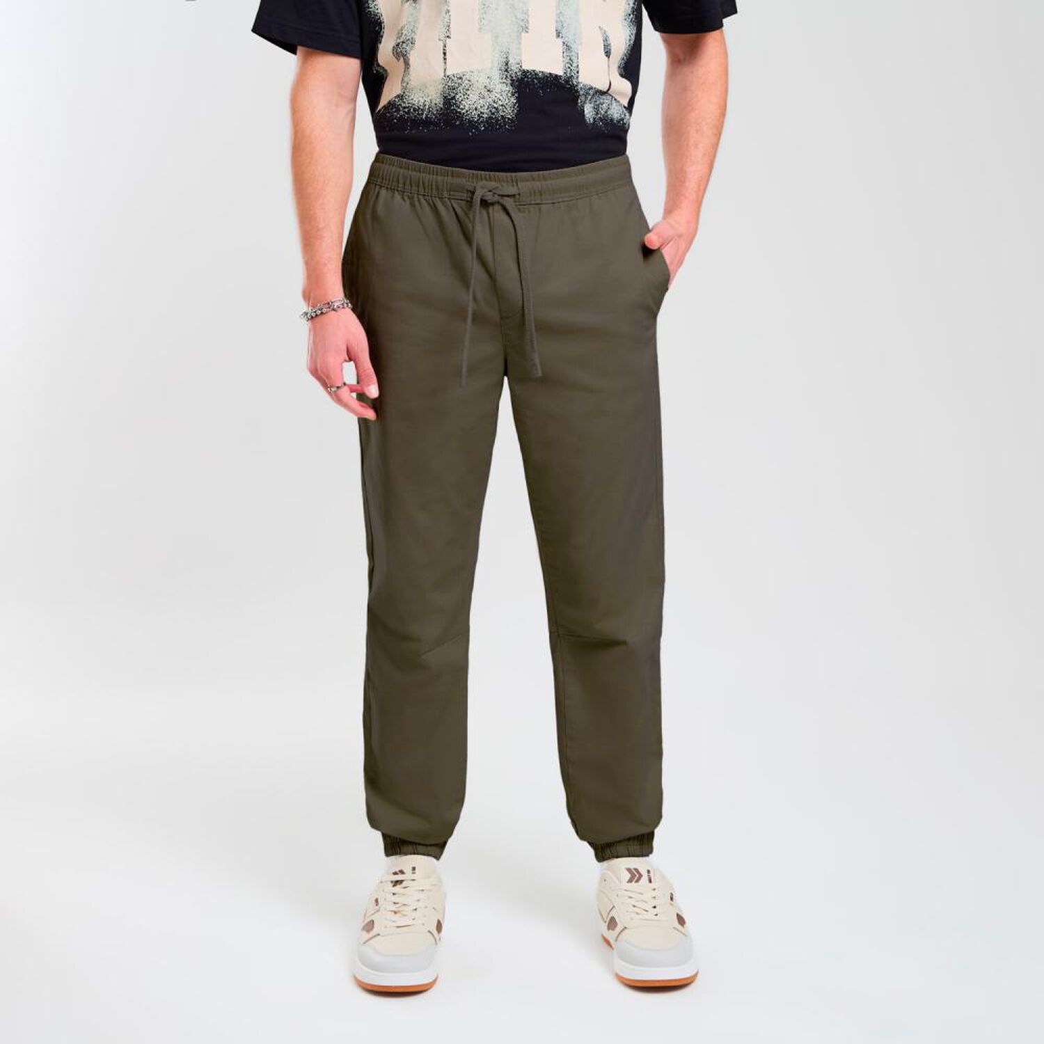 Pantal&oacute;n Liso Tiro Medio Slim Hombre Skuad image number 0.0