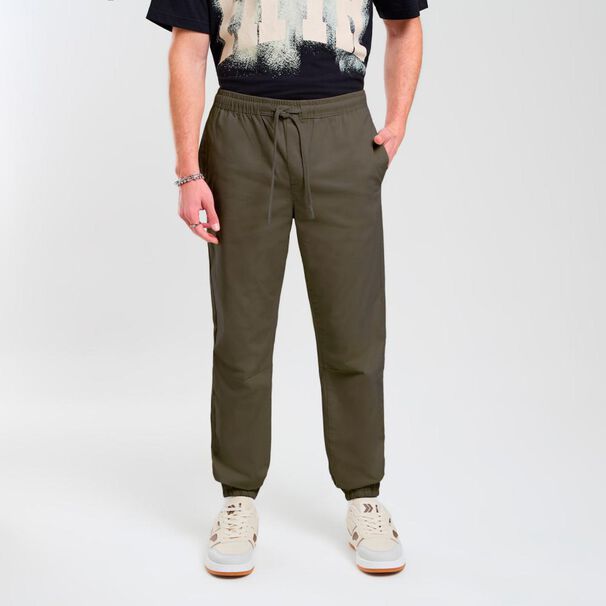 Pantal&oacute;n Liso Tiro Medio Slim Hombre Skuad