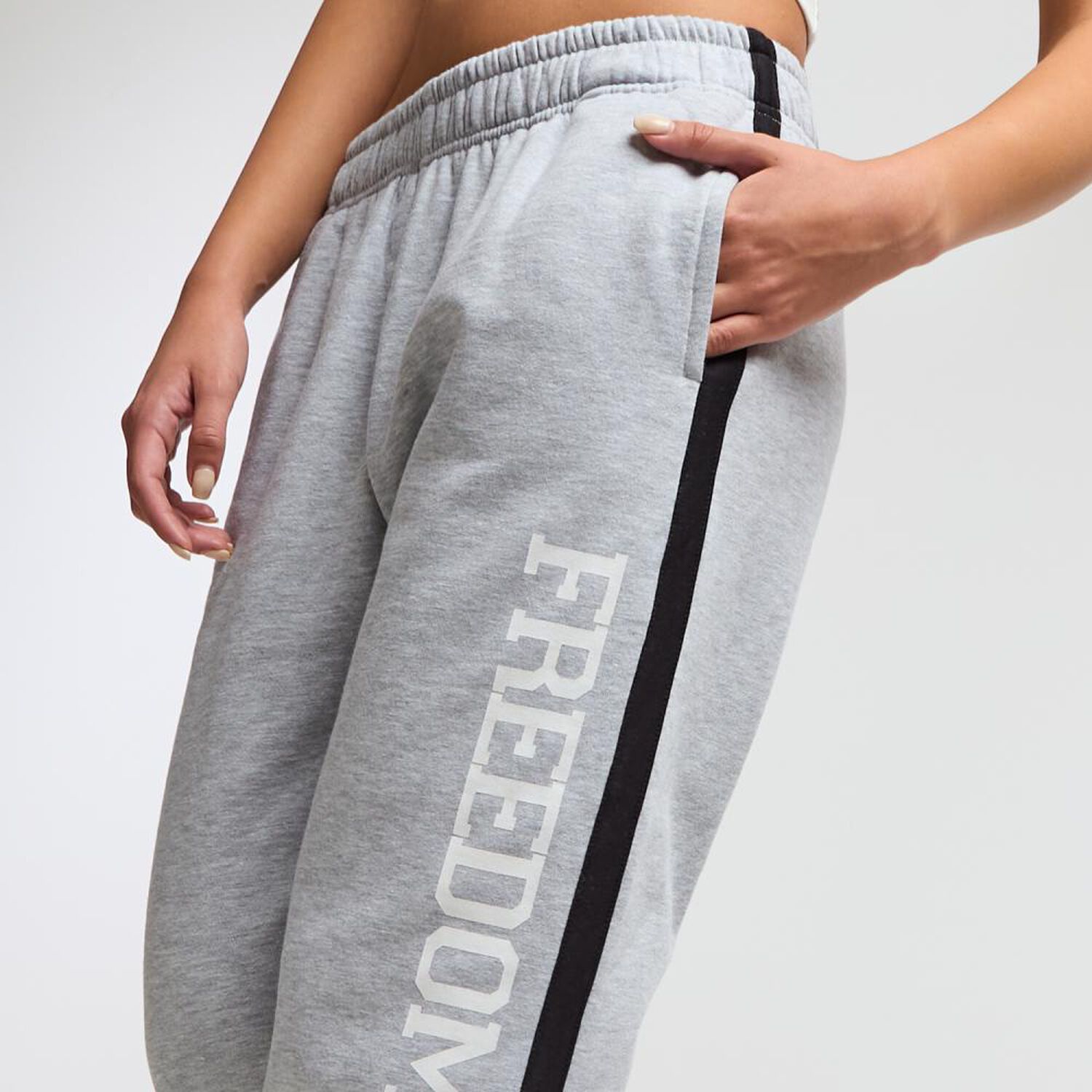 Pantal&oacute;n De Buzo Lineas Al Costado Tiro Medio Relax Mujer Freedom image number 4.0