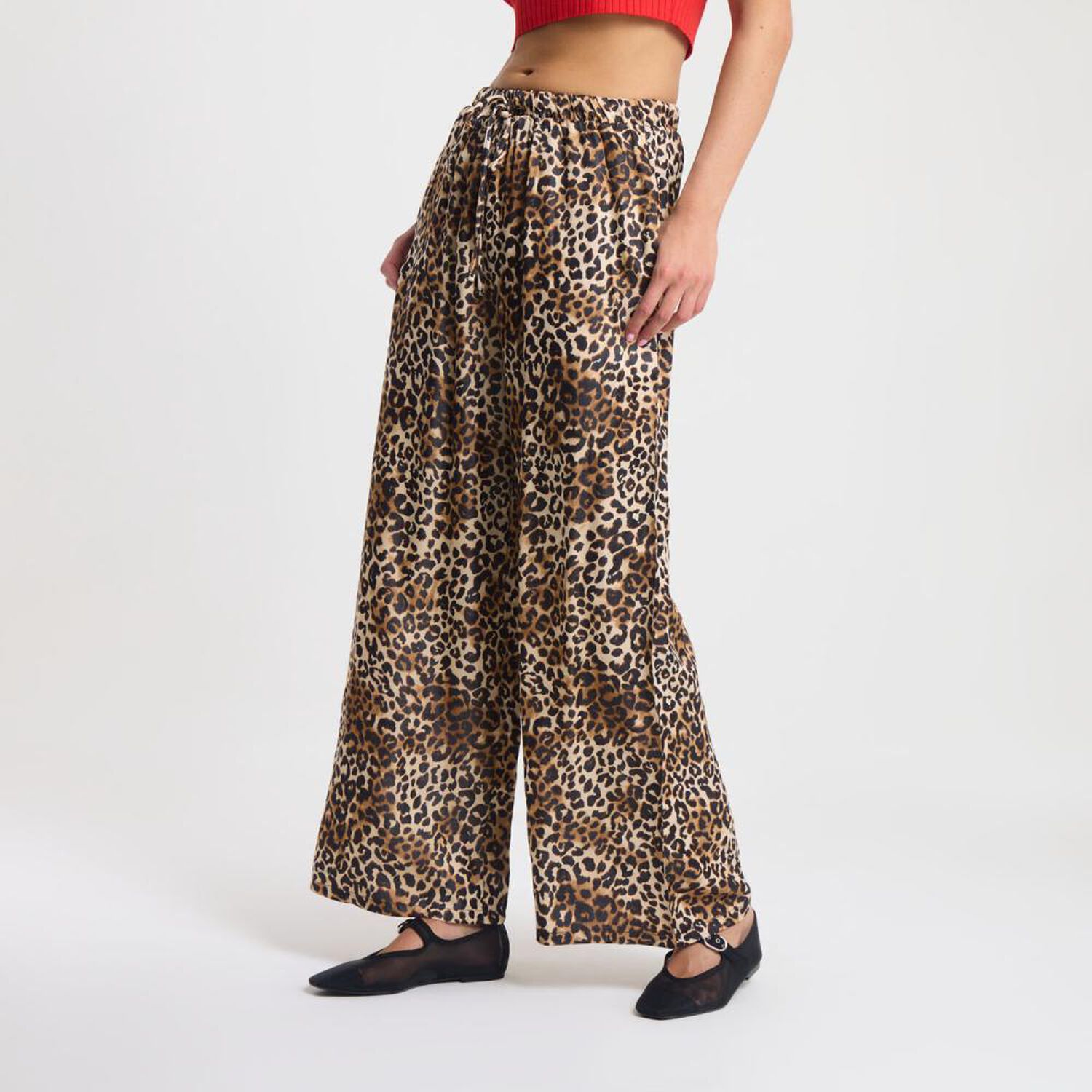 Pantal&oacute;n Animal Print Tiro Medio Relax Mujer Rolly Go image number 2.0