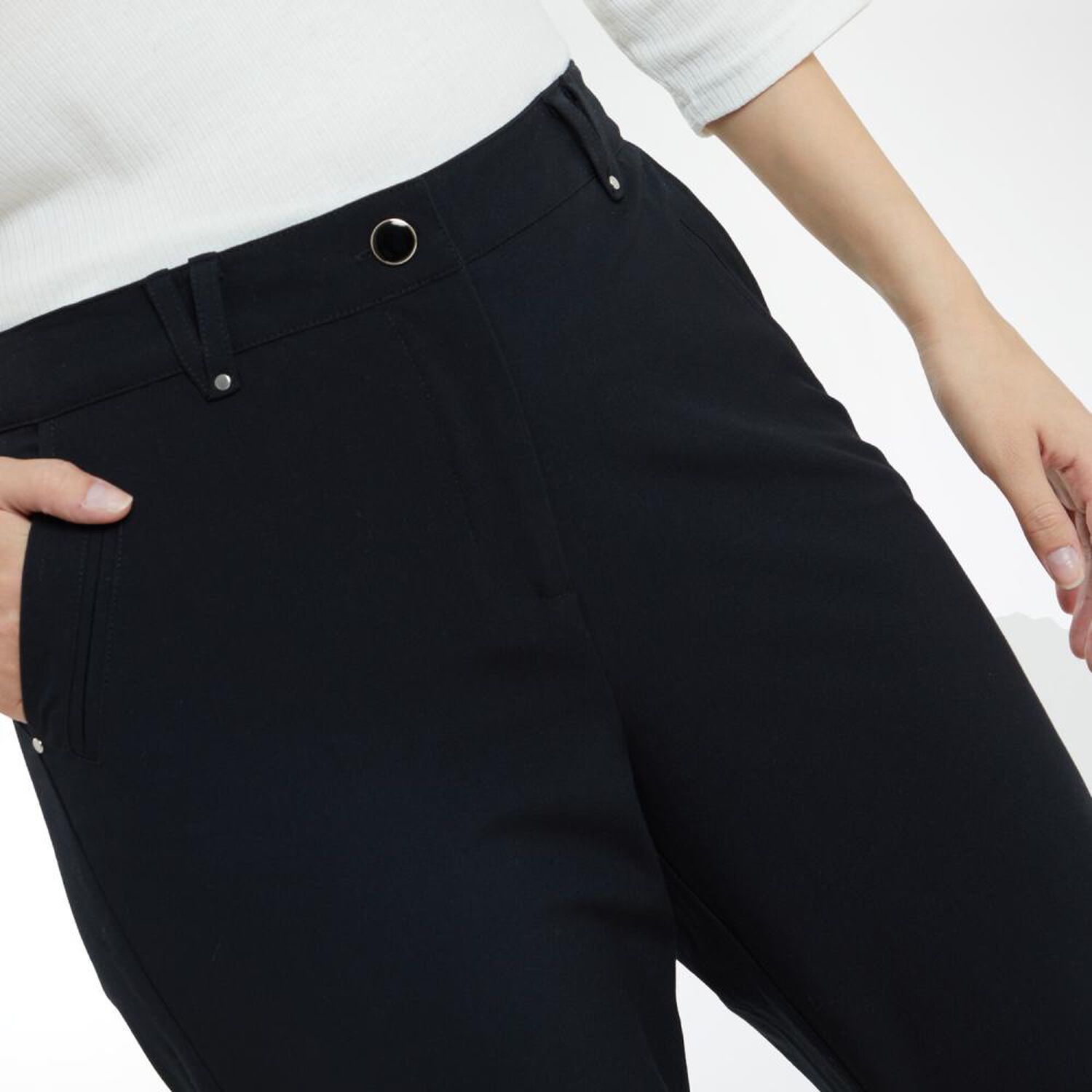 Pantal&oacute;n Cl&aacute;sico Con Bolsillos Tiro Medio Regular Mujer Lesage image number 4.0