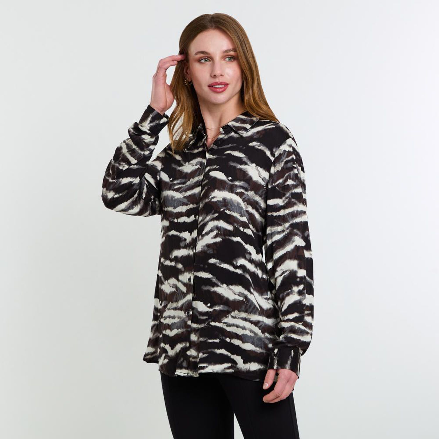 Blusa Animal Print Tipo Bluz&oacute;n Abbotonada Manga Larga Mujer Lesage image number 2.0