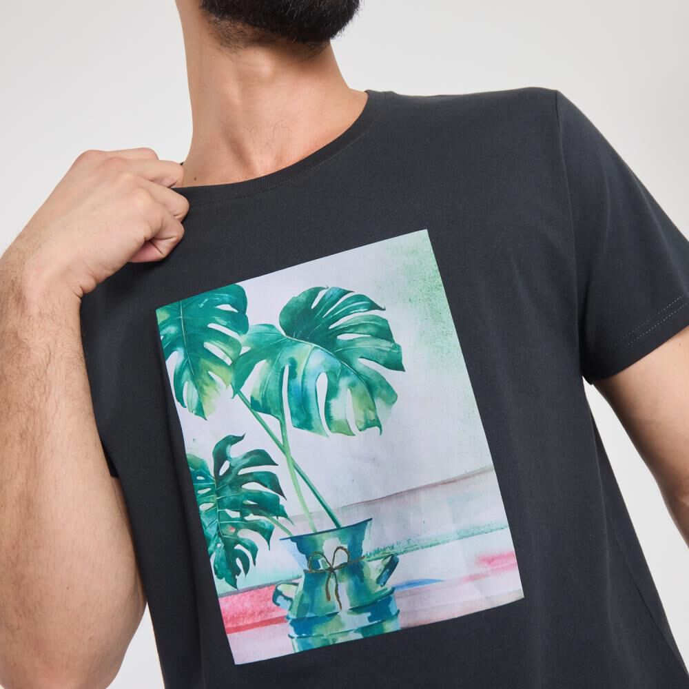 Polera Estampada Regular Manga Corta Cuello Redondo Hombre Az Black image number 4.0