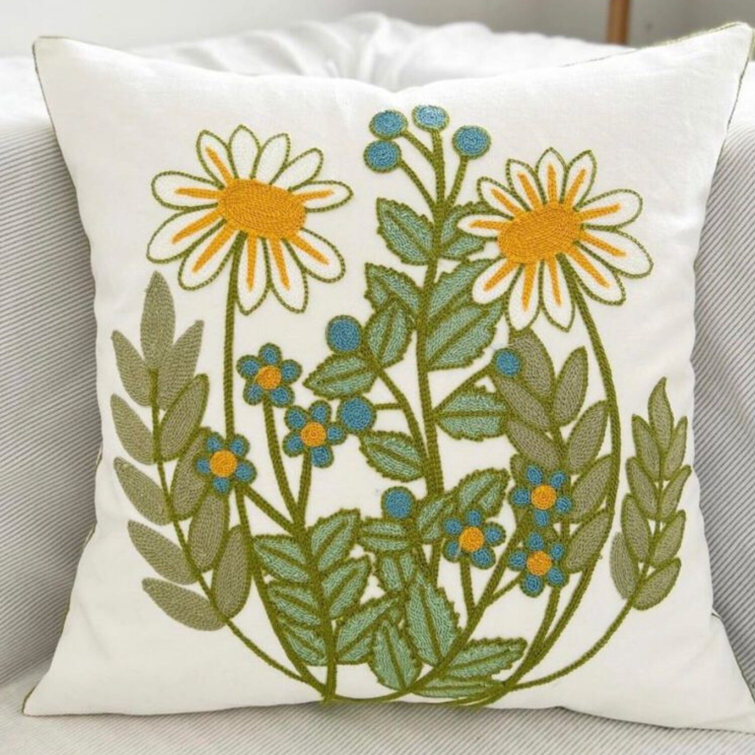 Funda Cojin Bordada 45x45 Cm Pareja De Flores image number 1.0