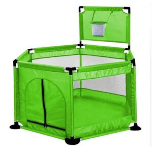 Corral Verde Con Aro De Basquet