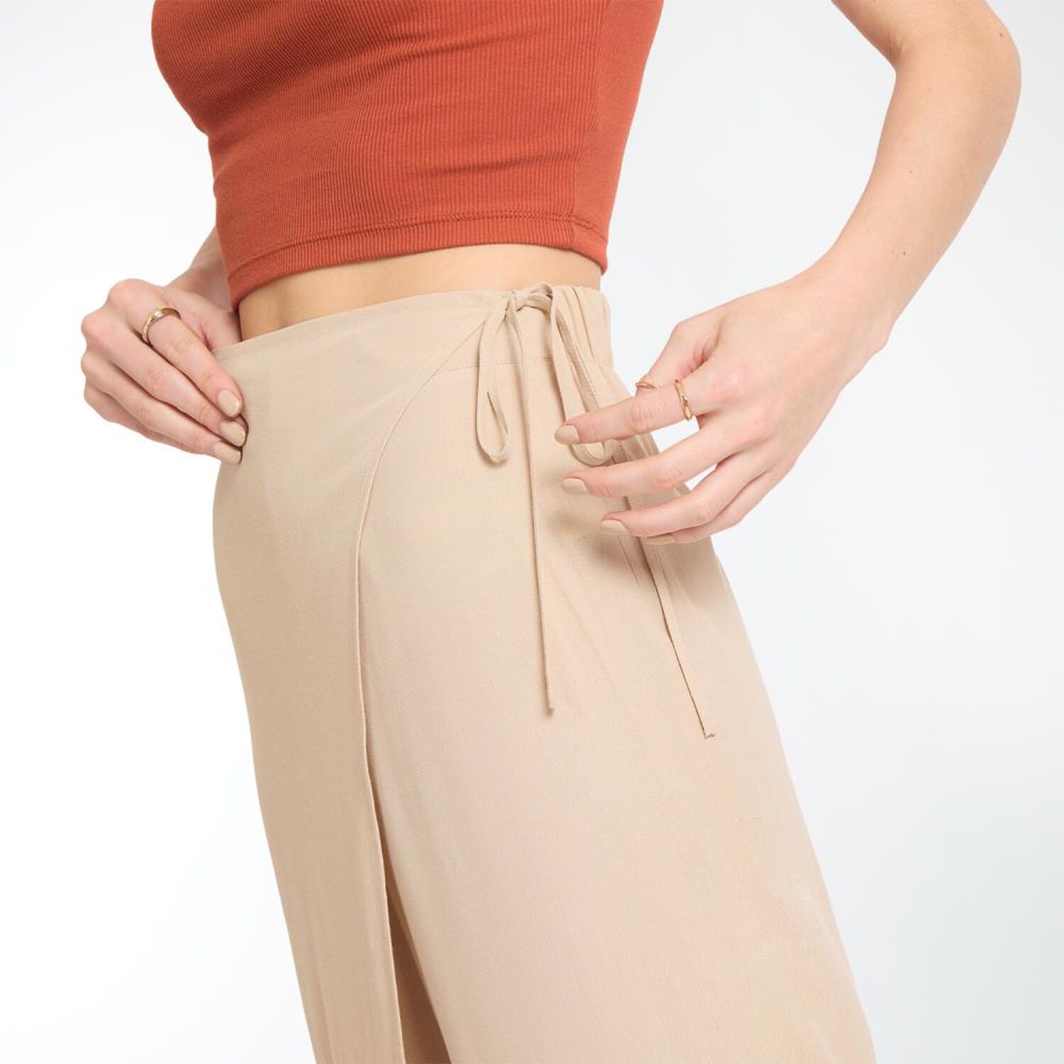 Pantal&oacute;n Con Capa Y Amarras Tiro Medio Regular Mujer Freedom image number 4.0