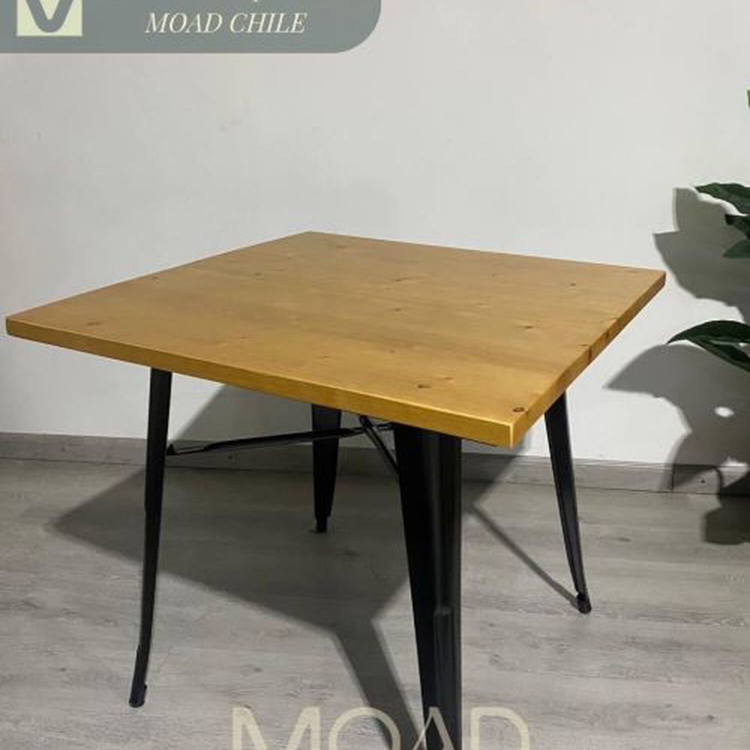 Mesa De Comedor Tolix 70x70cm Madera Clara image number 0.0