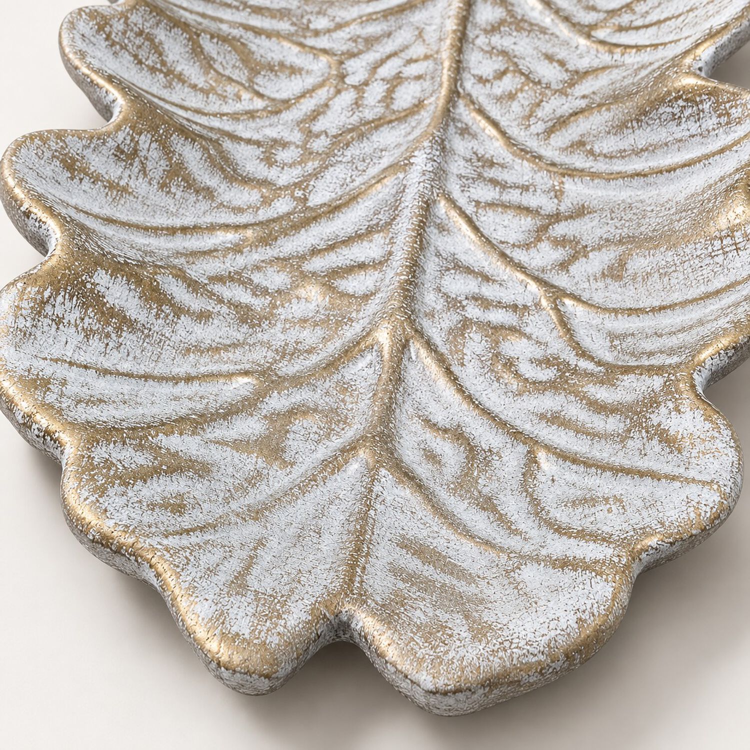 Bandeja Decorativa Forma Hoja Mdf Blanco Y Dorado 38 Cm image number 4.0