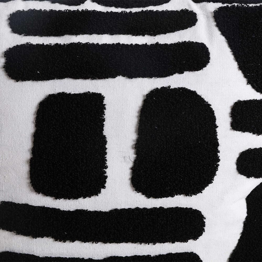 Cojin Blanco Con Dise&ntilde;o Negro Az Home / 40x40 Cm image number 4.0