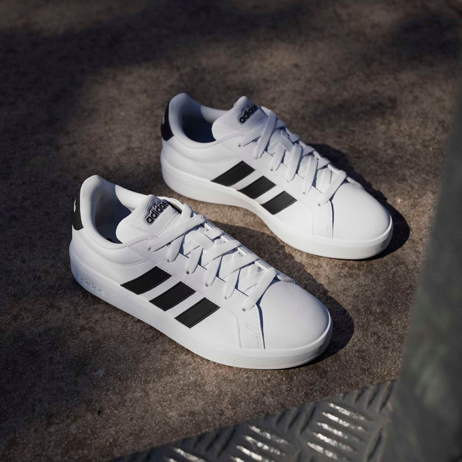Zapatilla Urbana Unisex Adidas Grand Court 3.0 J image number 2.0