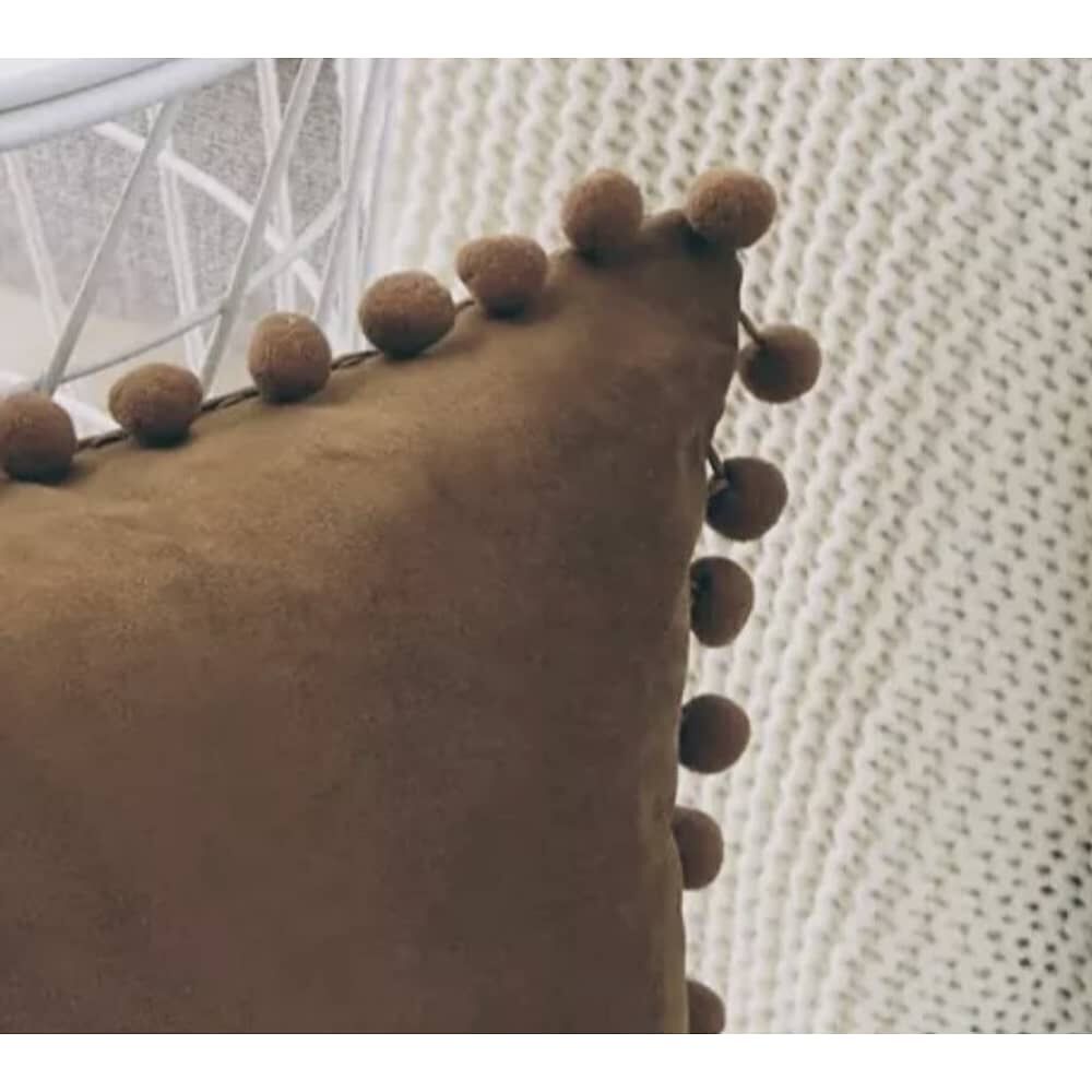 Funda De Cojines Con Pompones. Medida 45x45. Terciopelo. Cafe image number 2.0