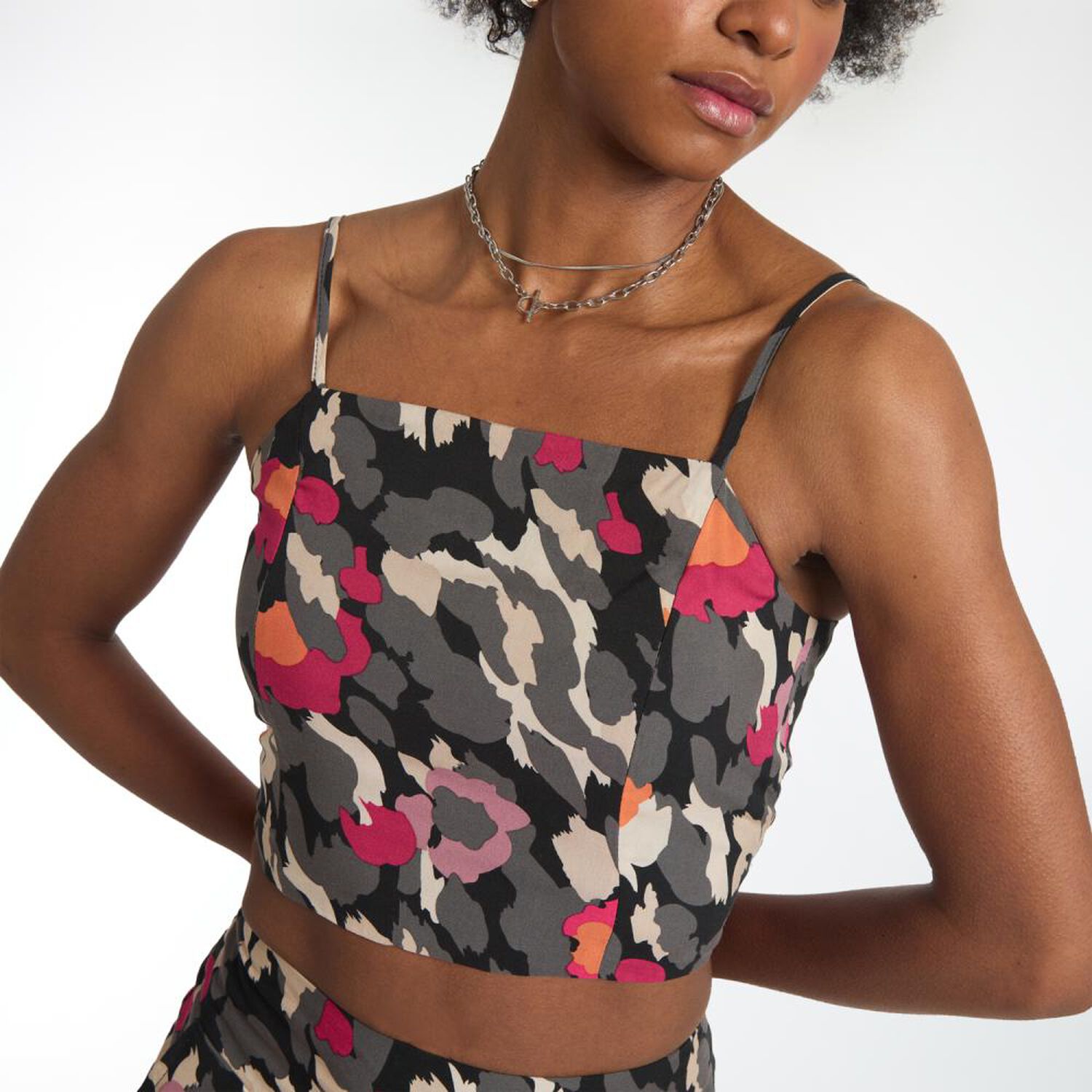 Blusa Crop Sin Mangas Cuello Recto Mujer Rolly Go image number 4.0