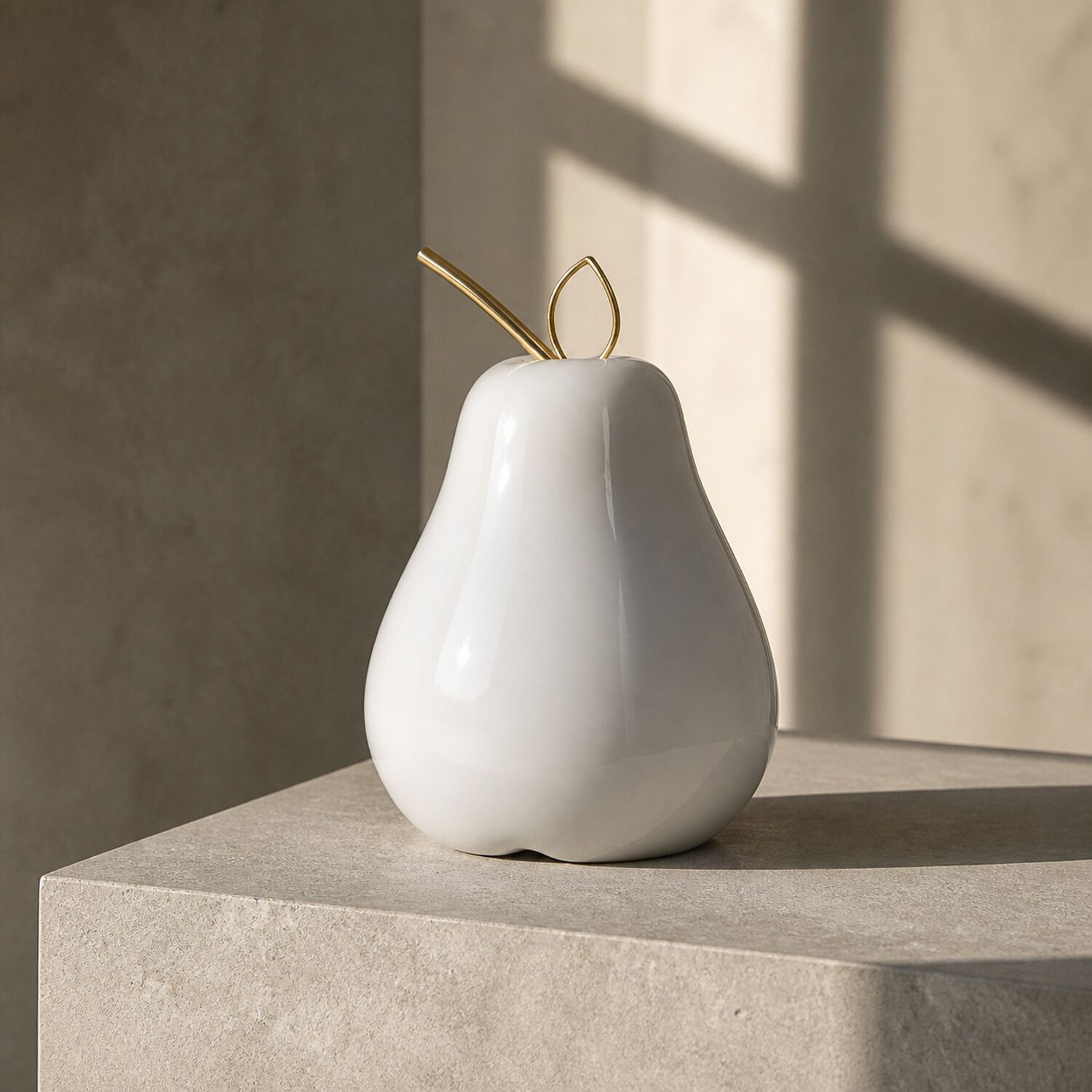 Figura Decorativa Pera De Cer&aacute;mica Blanca Con Detalle Dorado image number 7.0