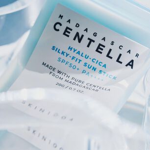 Madagascar Centella Hyalu-cica Silky-fit Sun Stick Spf50+ Pa++++ (skin1004) - 20gr Protector Solar En Barra Pieles Sensibles Con &Aacute;cido Hialur&oacute;nico Y 