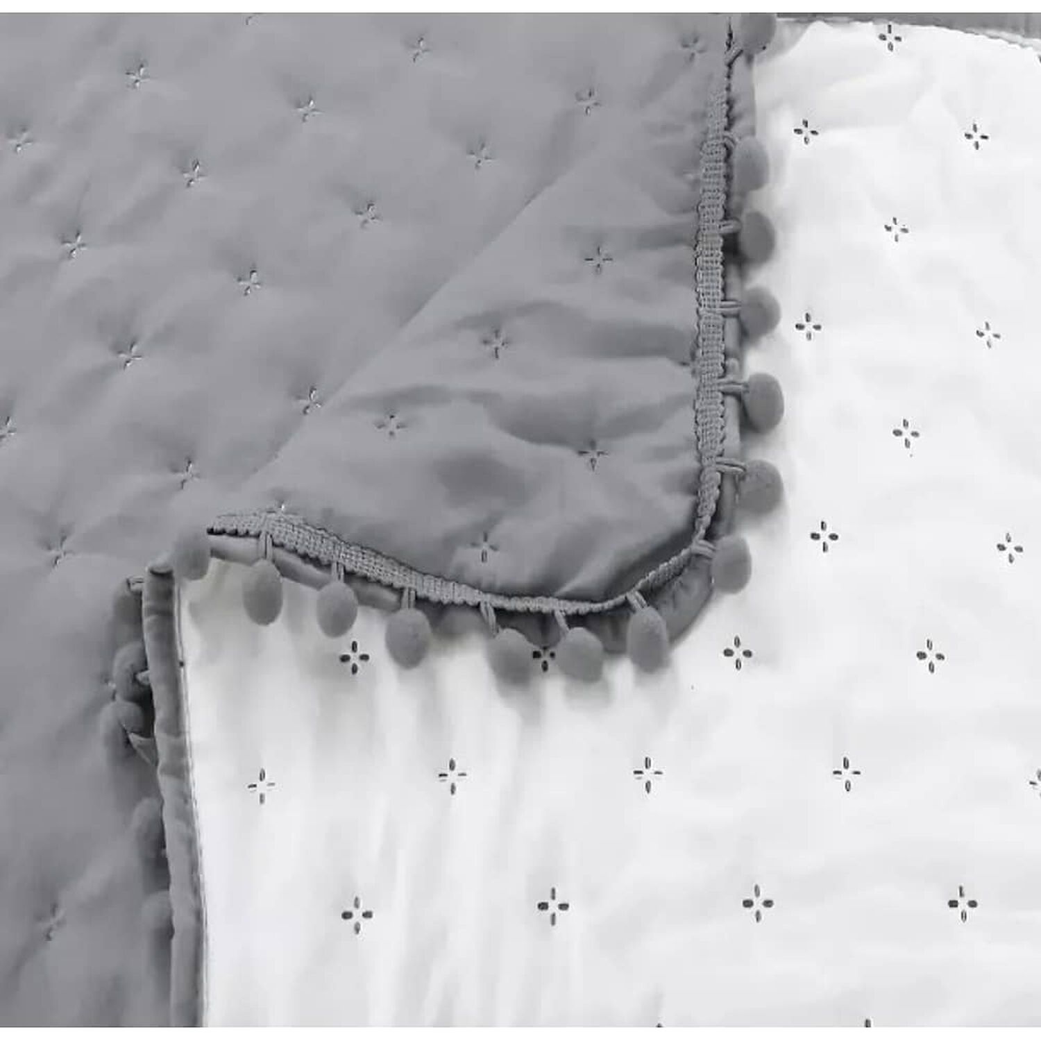 Cubrecama Quilt Algod&oacute;n Y Pompones King + 2 Fundas Colores Color Gris image number 0.0