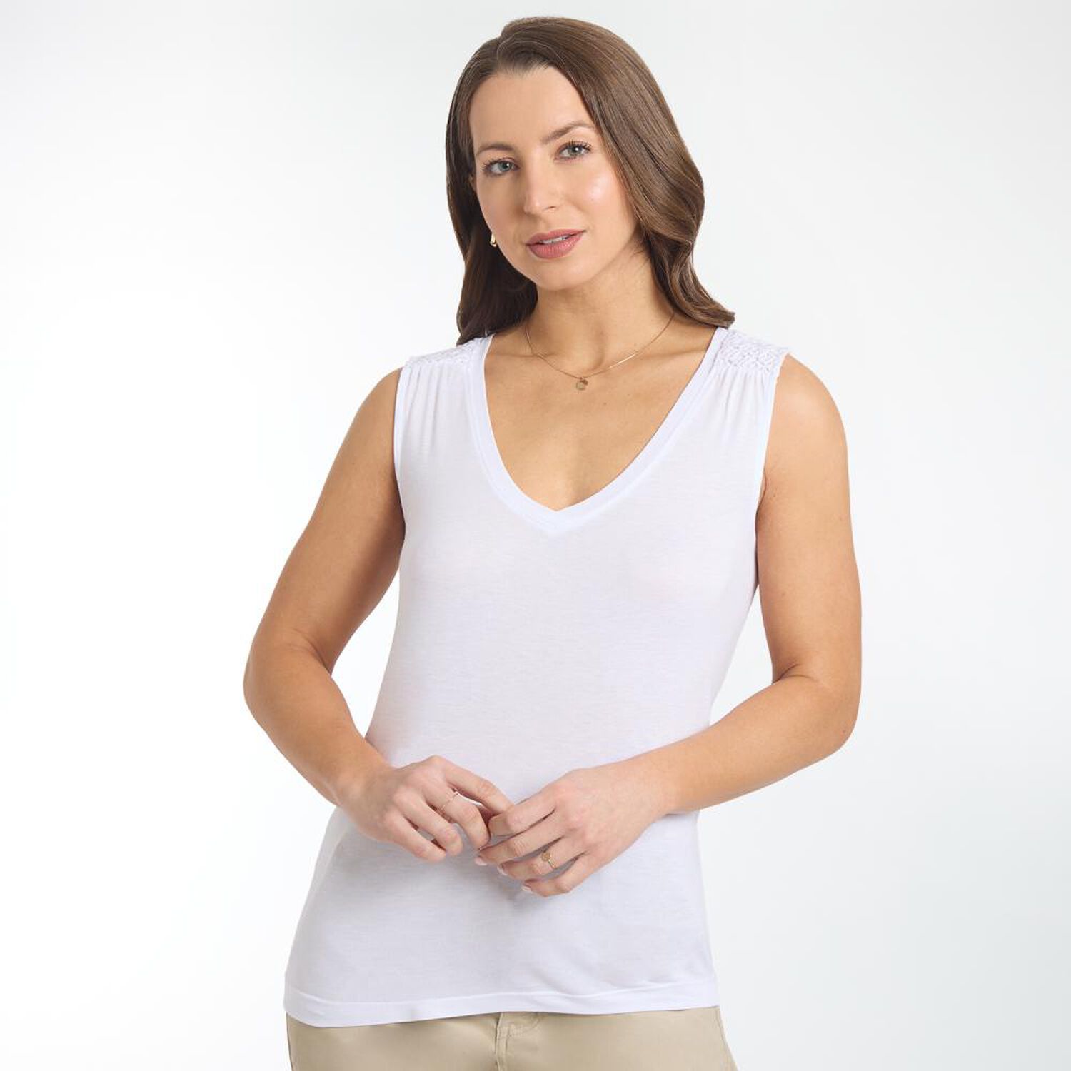 Polera Lisa Sin Mangas Con Aplicaci&oacute;n Lace En Hombros Cuello V Mujer Geeps image number 0.0