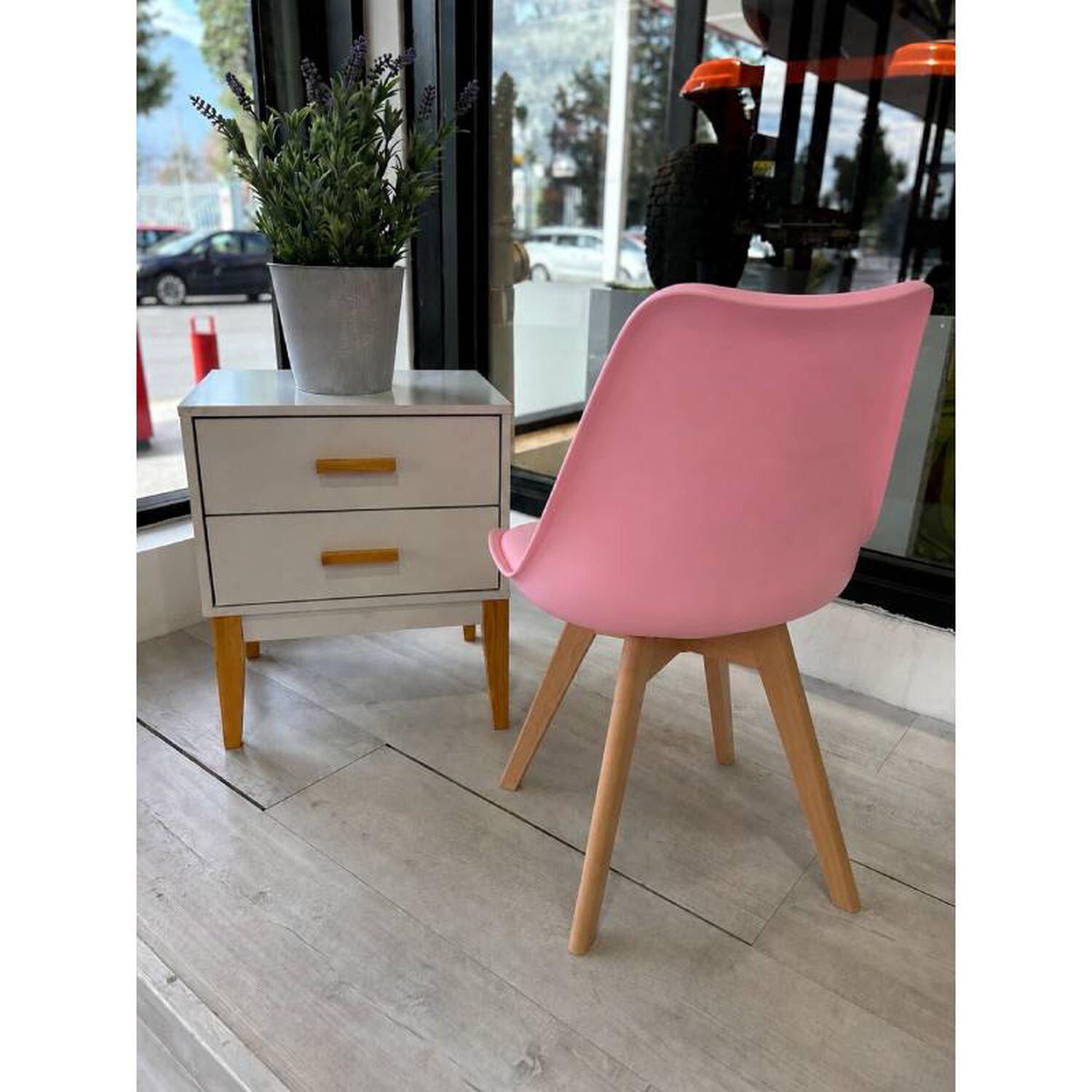 Silla Tulip De Polipropileno Con Asiento Acolchado Y Patas De Madera image number 1.0