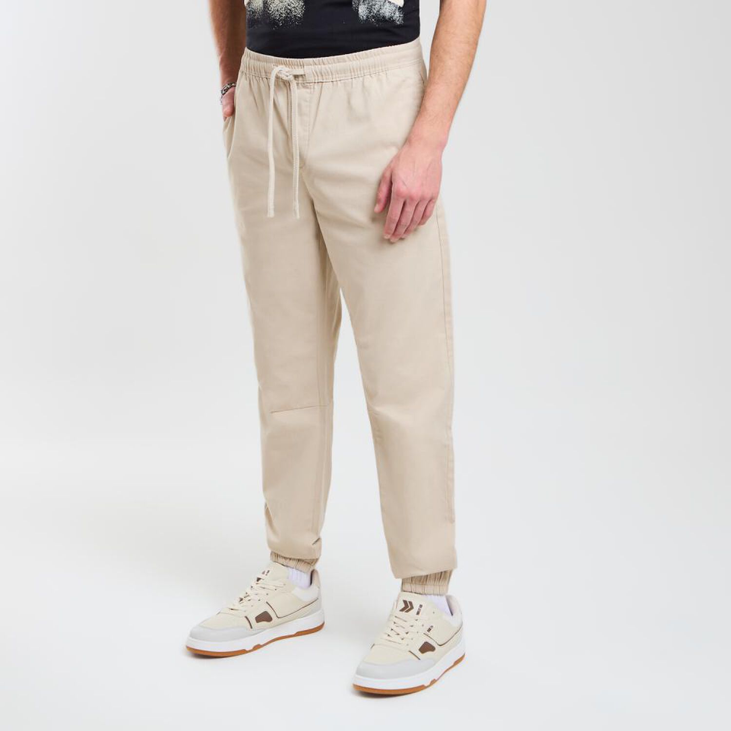 Pantal&oacute;n Liso Tiro Medio Slim Hombre Skuad image number 2.0