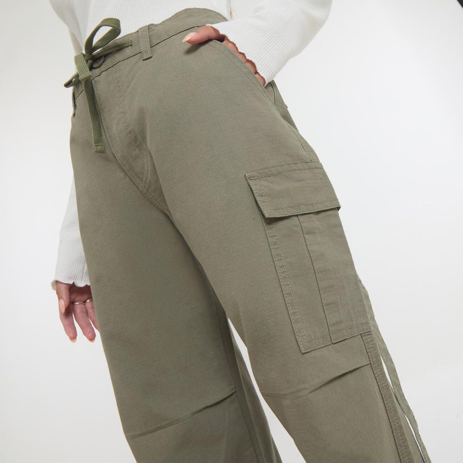 Pantal&oacute;n Tiro Medio Cargo Mujer Ocean Pacific image number 4.0