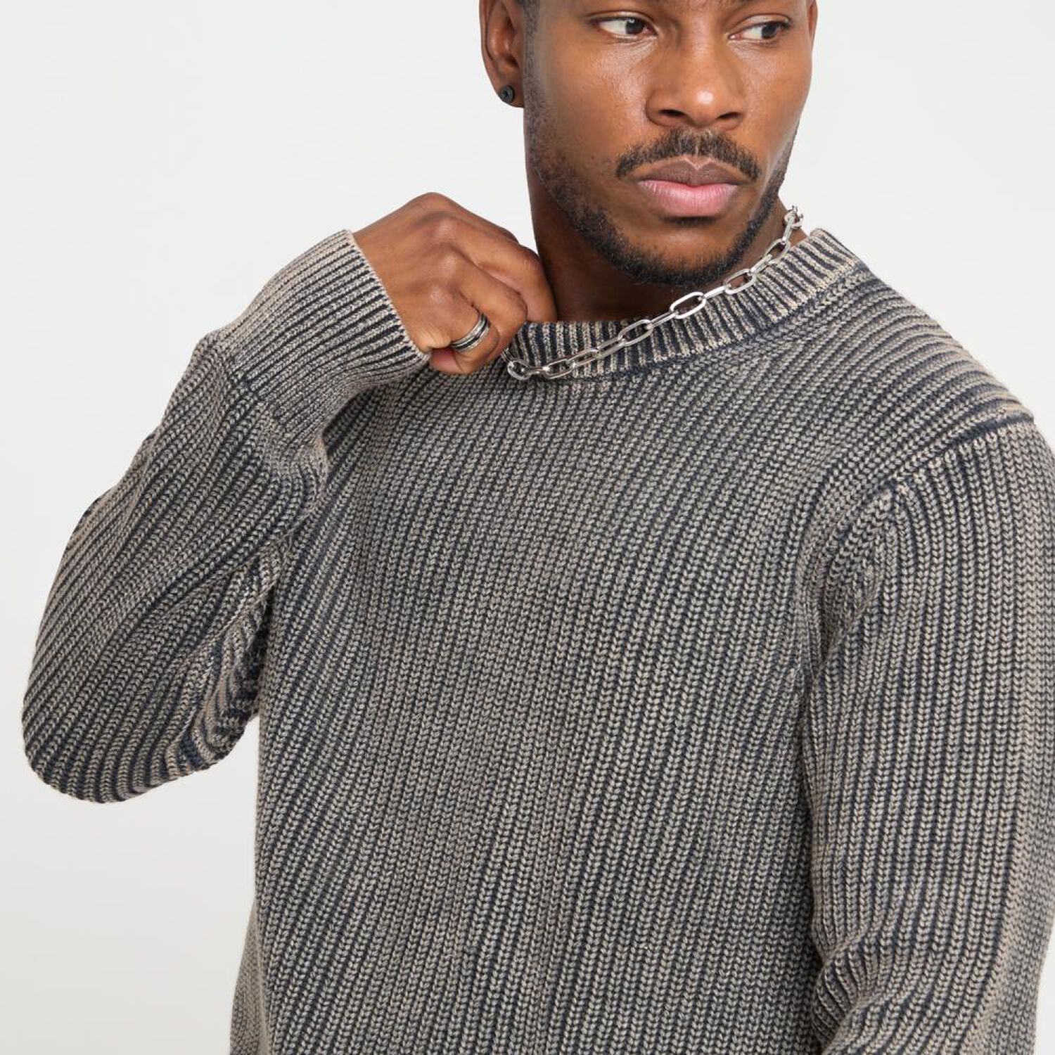 Sweater Liso Slim Manga Larga Cuello Redondo Hombre Rolly Go image number 4.0