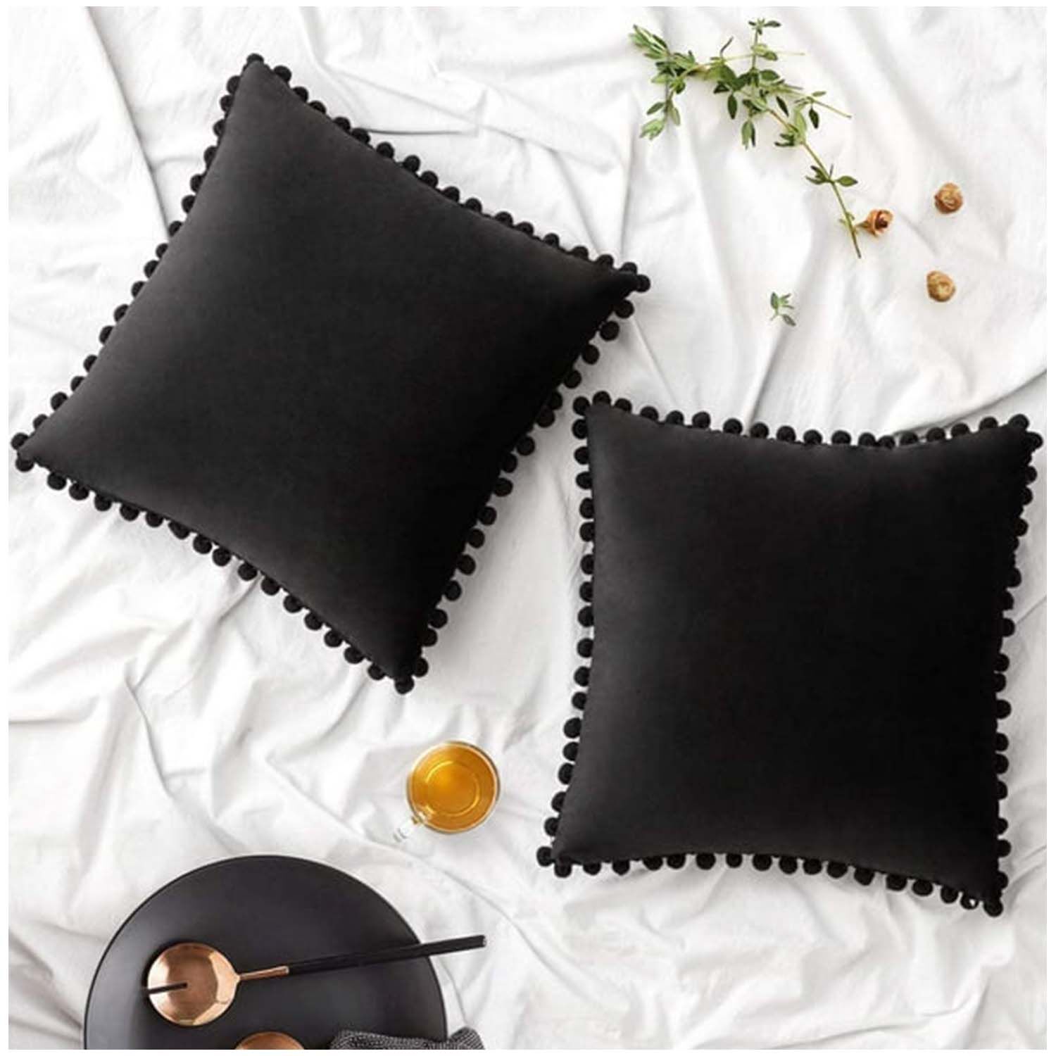 Pack De 02 Fundas De Coj&iacute;n De Terciopelo Con Pompon 45x45 Negro image number 1.0