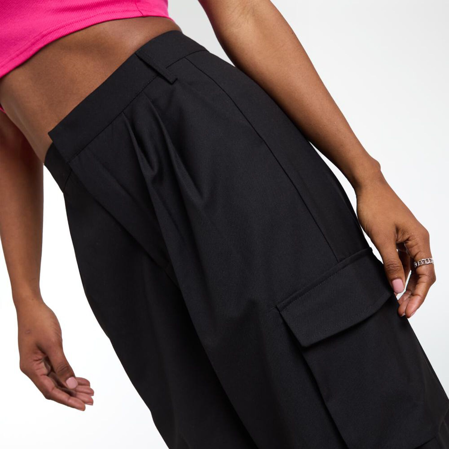 Pantal&oacute;n Sastrero Tiro Medio Cargo Mujer Rolly Go image number 4.0