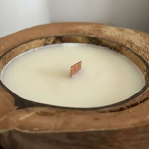 Vela Arom&aacute;tica En Coco Natural Con Mecha De Madera 17 Cm