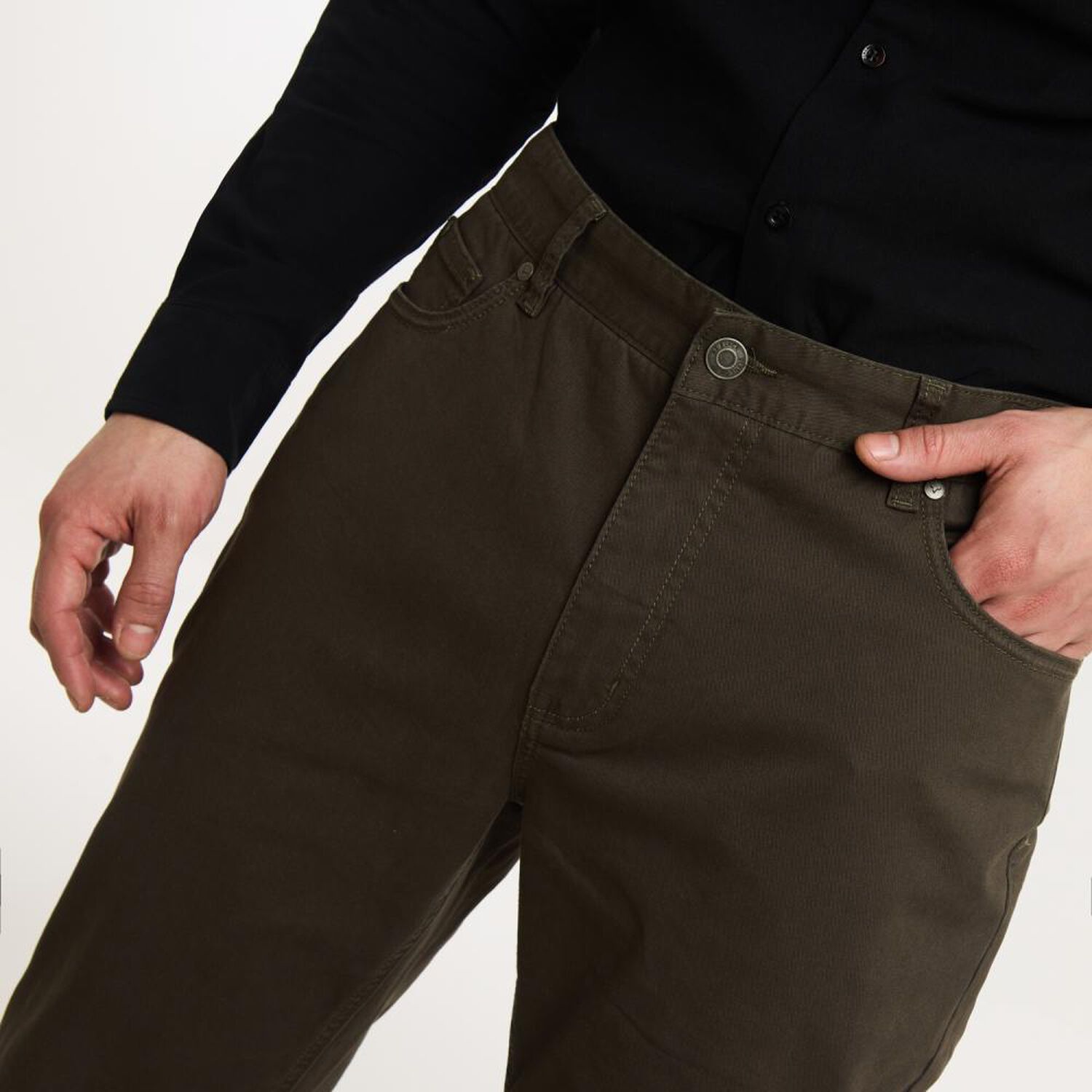 Pantal&oacute;n Liso Tiro Medio Slim Hombre Az Black image number 4.0