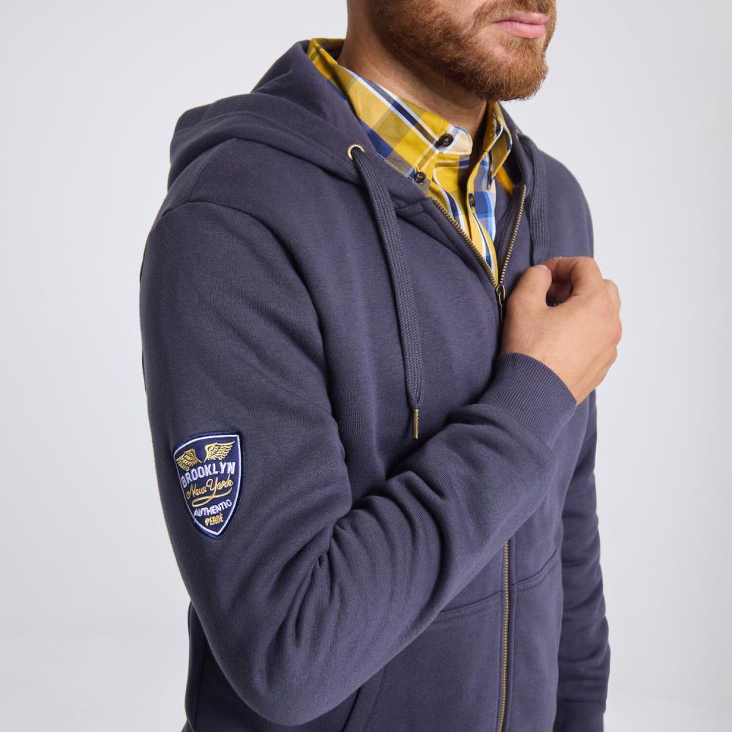 Poler&oacute;n Estampado Regular Cuello Redondo Con Capucha Hombre Peroe image number 4.0
