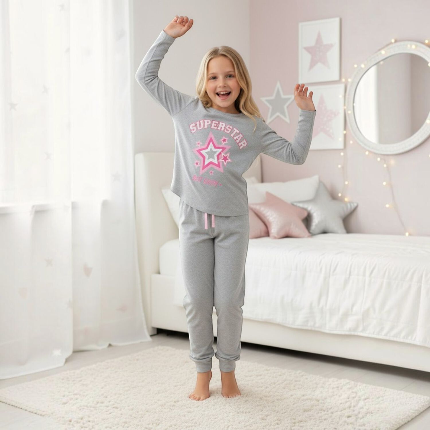 Pijama Ni&ntilde;a Estampado Super Star Gris image number 2.0