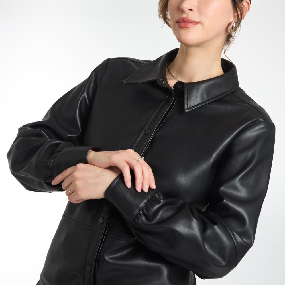 Chaqueta Ecocuero Con Broches Cuello Camisero Mujer Lesage image number 4.0