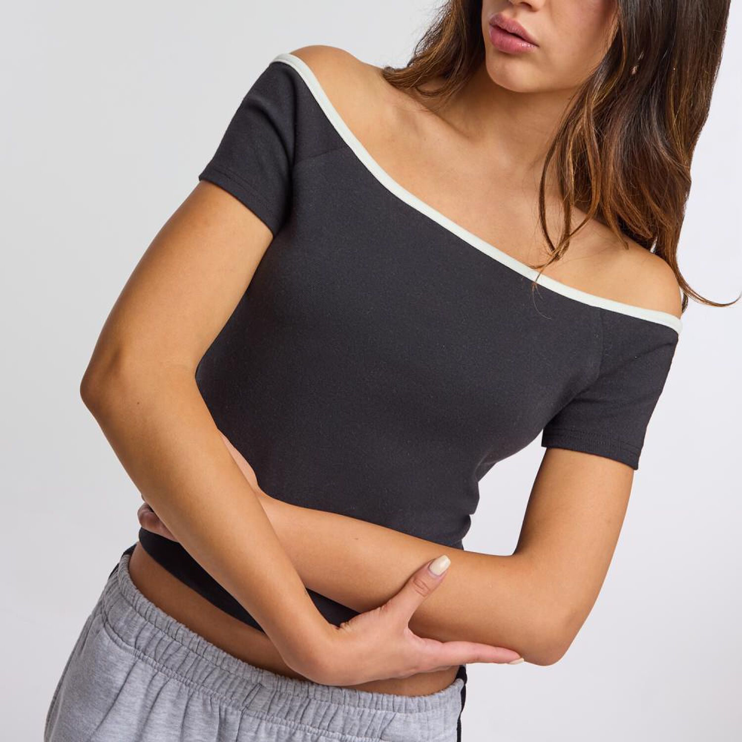 Polera Crop Manga Corta Con Hombros Descubiertos Cuello Redondo Mujer Freedom image number 4.0