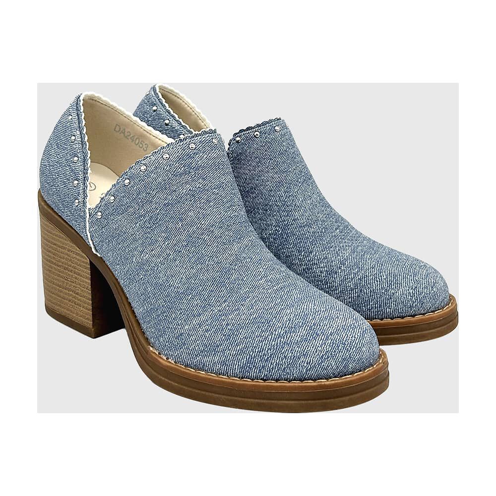 Bot&iacute;n Para Mujer Con Taco De 8 Cm, Cierre Lateral Y Tachas Decorativas Celeste. image number 2.0