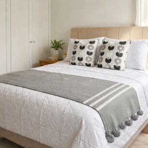 Set Piecera Gris Con Pompones + 2 Fundas De Coj&iacute;n Florales