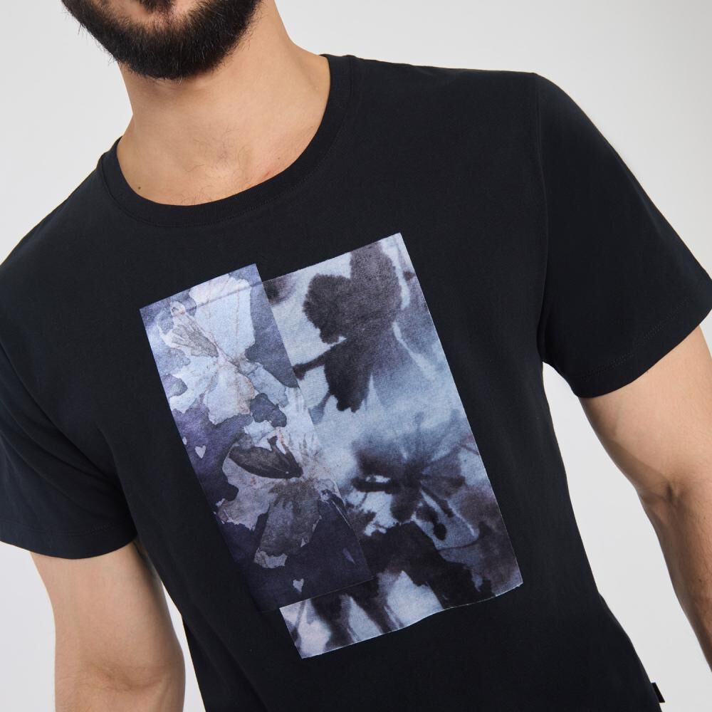 Polera Estampada Manga Corta Cuello Redondo Hombre Az Black image number 4.0