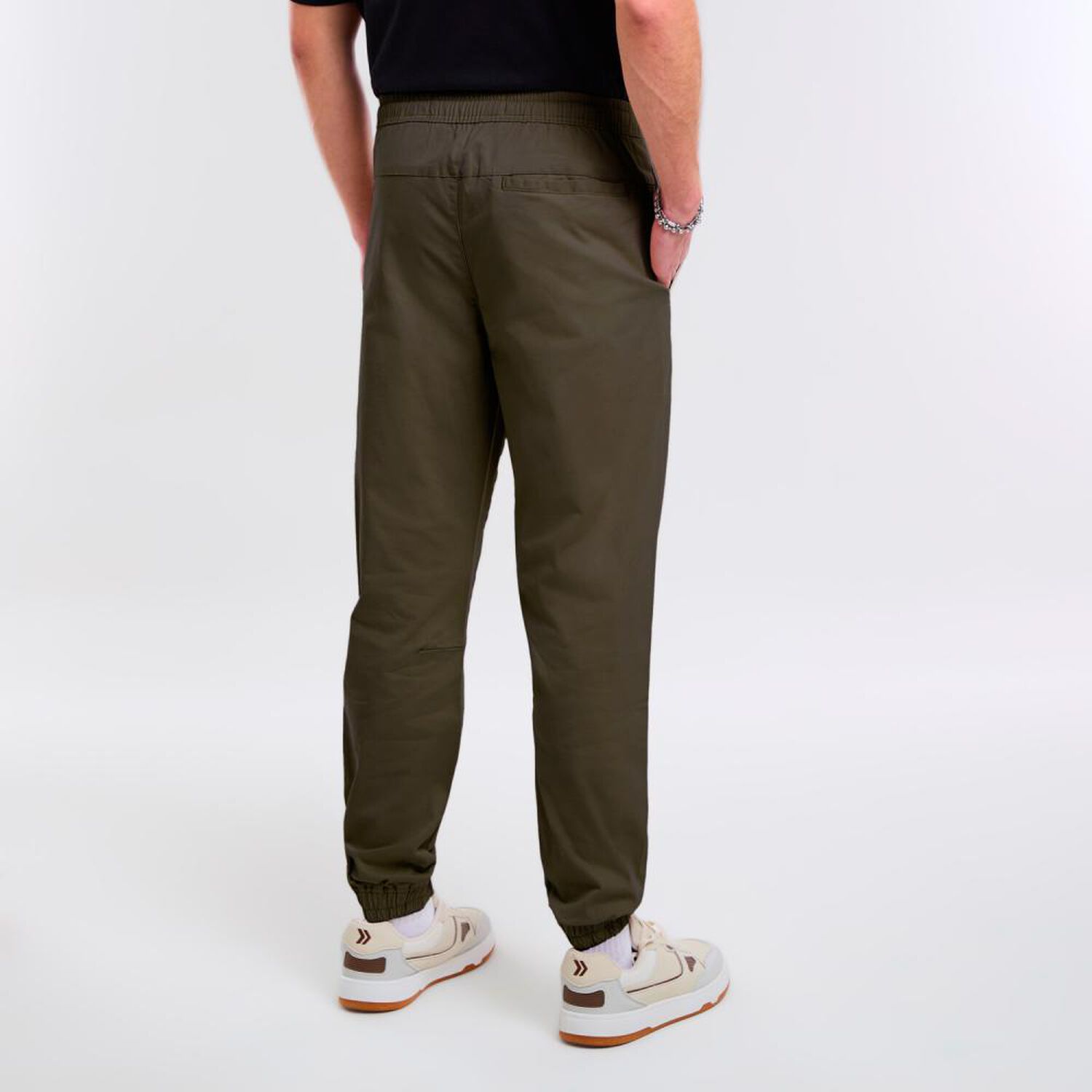 Pantal&oacute;n Liso Tiro Medio Slim Hombre Skuad image number 2.0