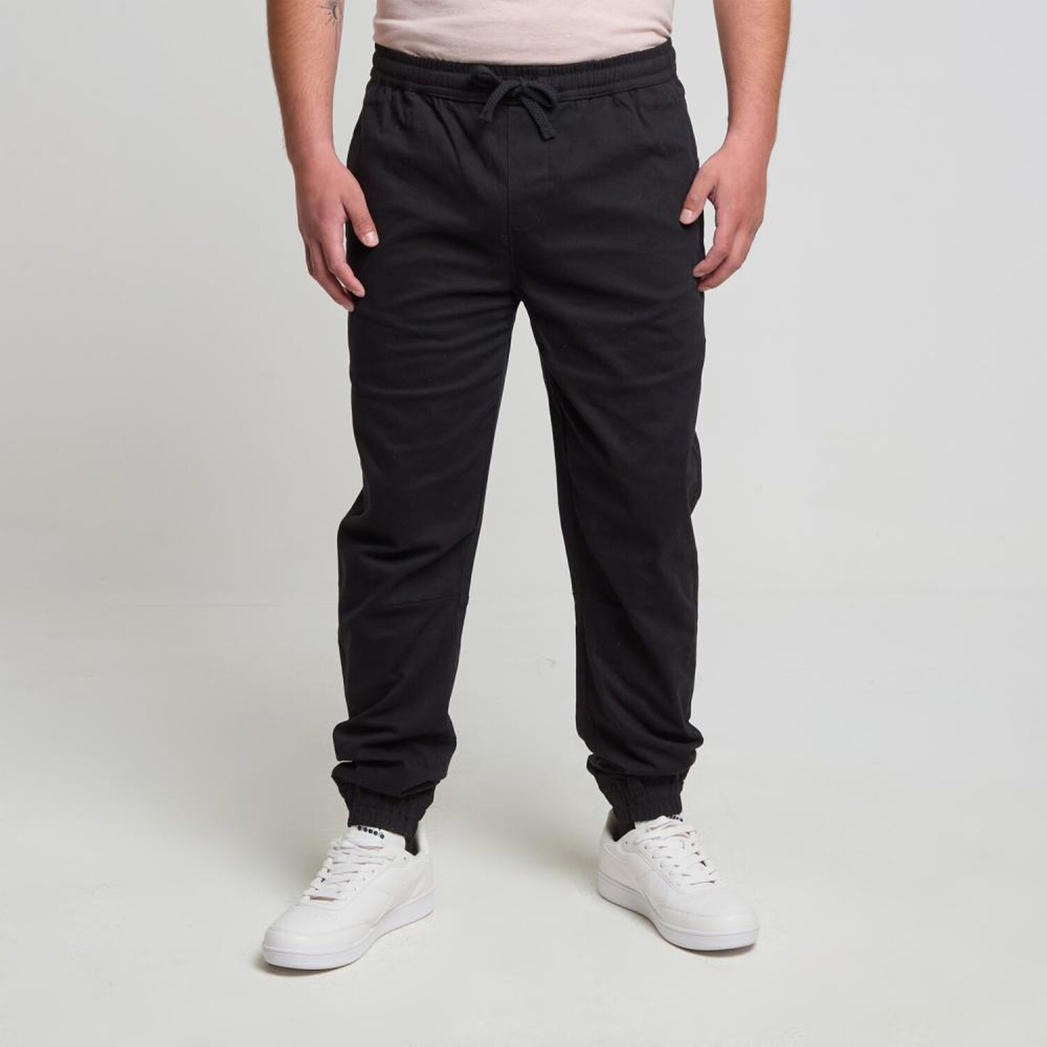 Pantal&oacute;n Liso Tiro Medio Slim Hombre Skuad image number 0.0