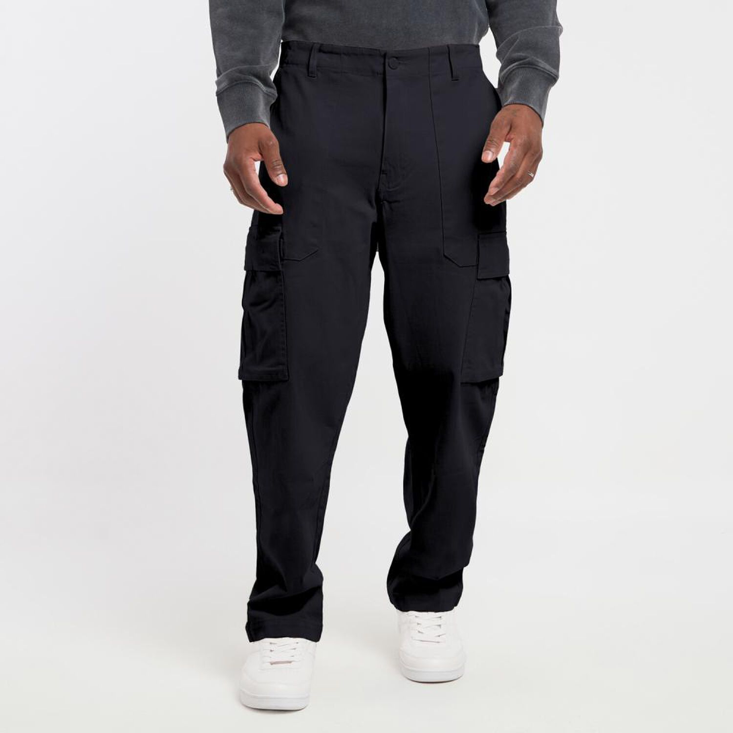 Pantal&oacute;n Liso Tiro Medio Slim Cargo Hombre Rolly Go image number 0.0