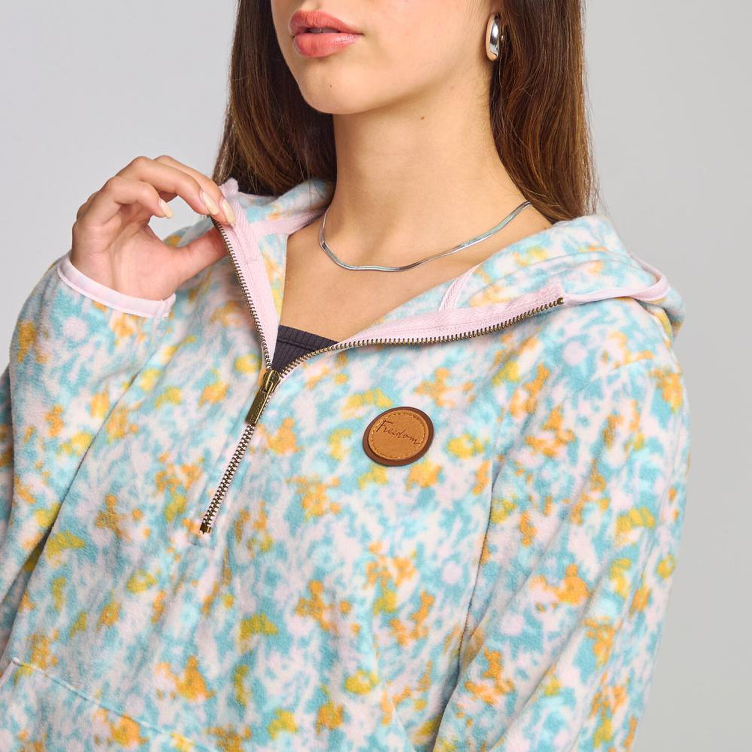 Poler&oacute;n Polar Full Print Cuello Alto Con Capucha Mujer Freedom image number 4.0