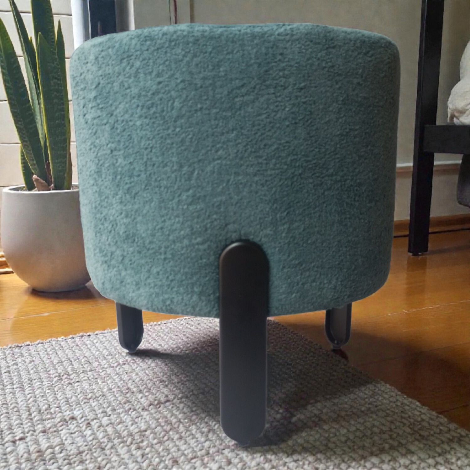 Pouf Redondo 3 Patas Verde 40 X 40 X 45 De Alto image number 0.0