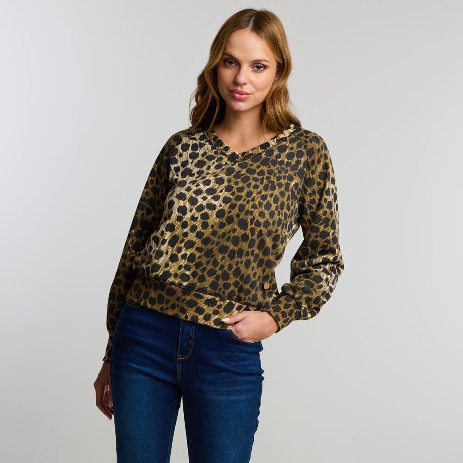 Poler&oacute;n Estampado Leopardo Cuello V Mujer Kimera image number 0.0