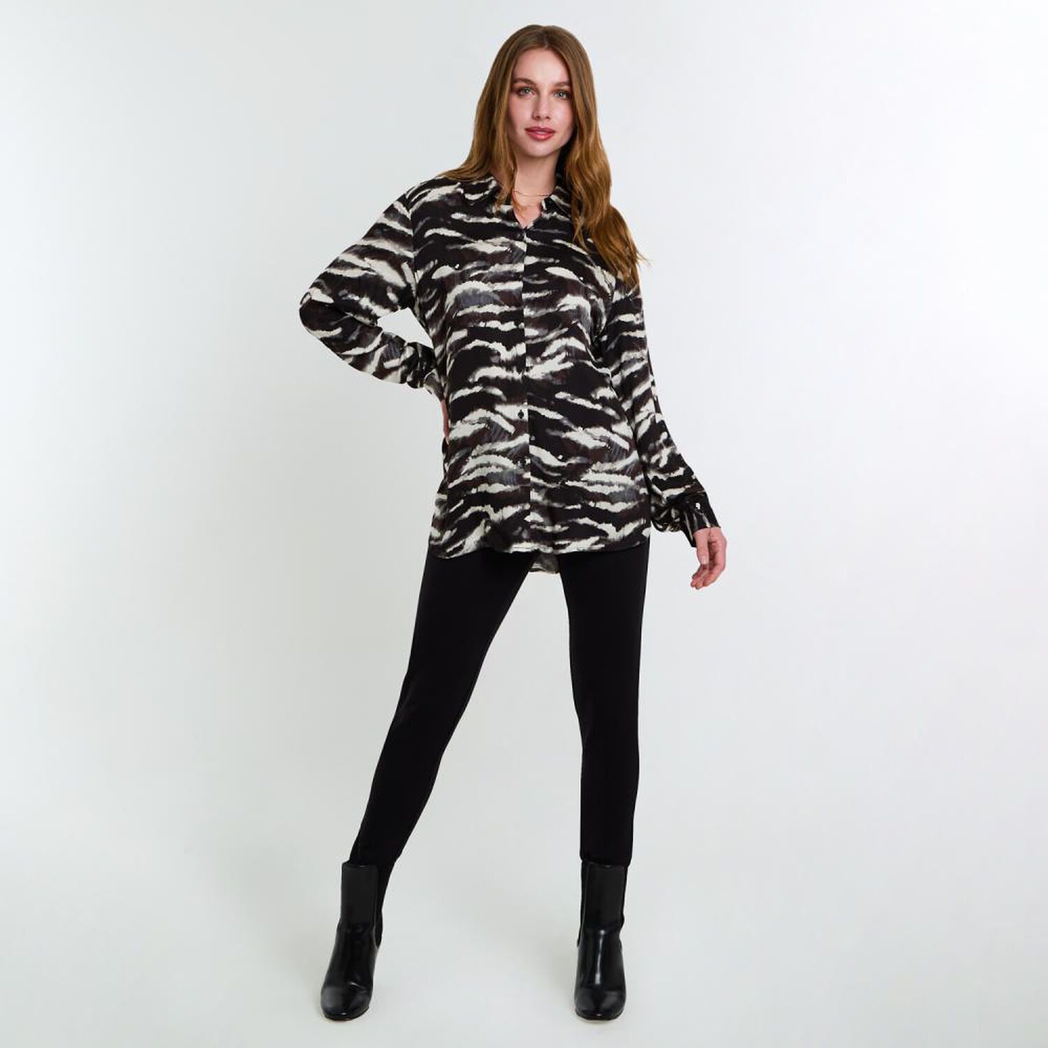 Blusa Animal Print Tipo Bluz&oacute;n Abbotonada Manga Larga Mujer Lesage image number 1.0