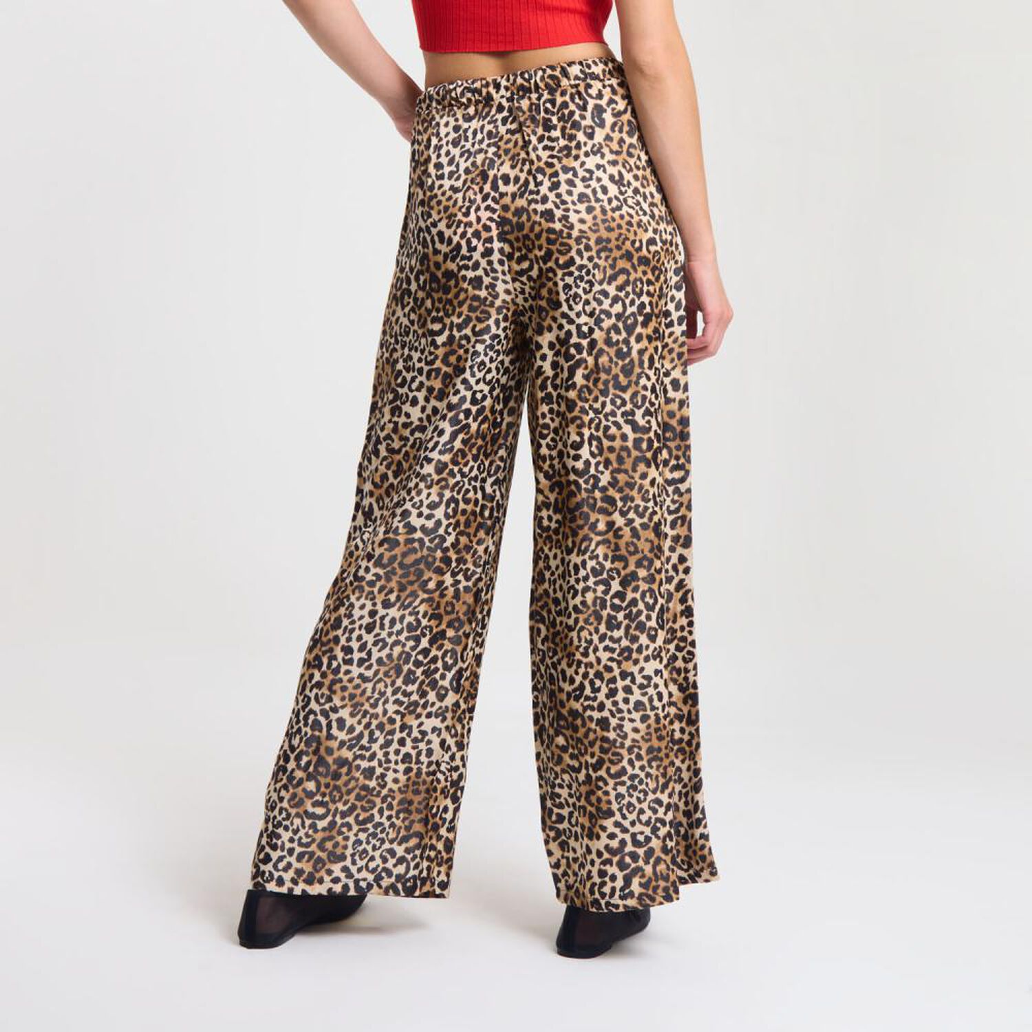 Pantal&oacute;n Animal Print Tiro Medio Relax Mujer Rolly Go image number 3.0