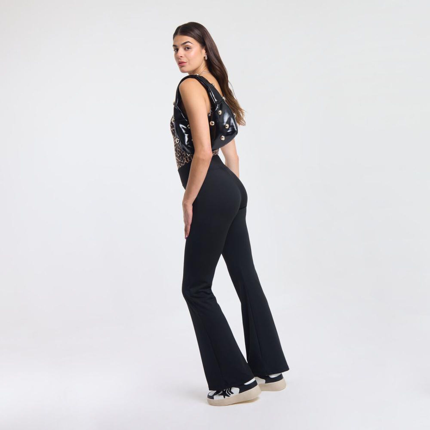 Calza Tiro Medio Flare Mujer Rolly Go image number 1.0