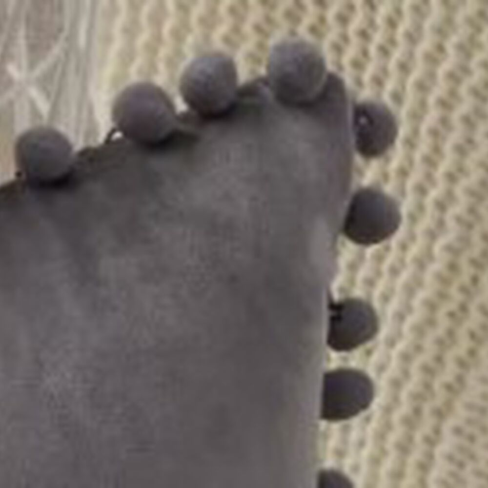 Funda De Cojines Con Pompones. Medida 45x45. Terciopelo. Gris Claro image number 1.0