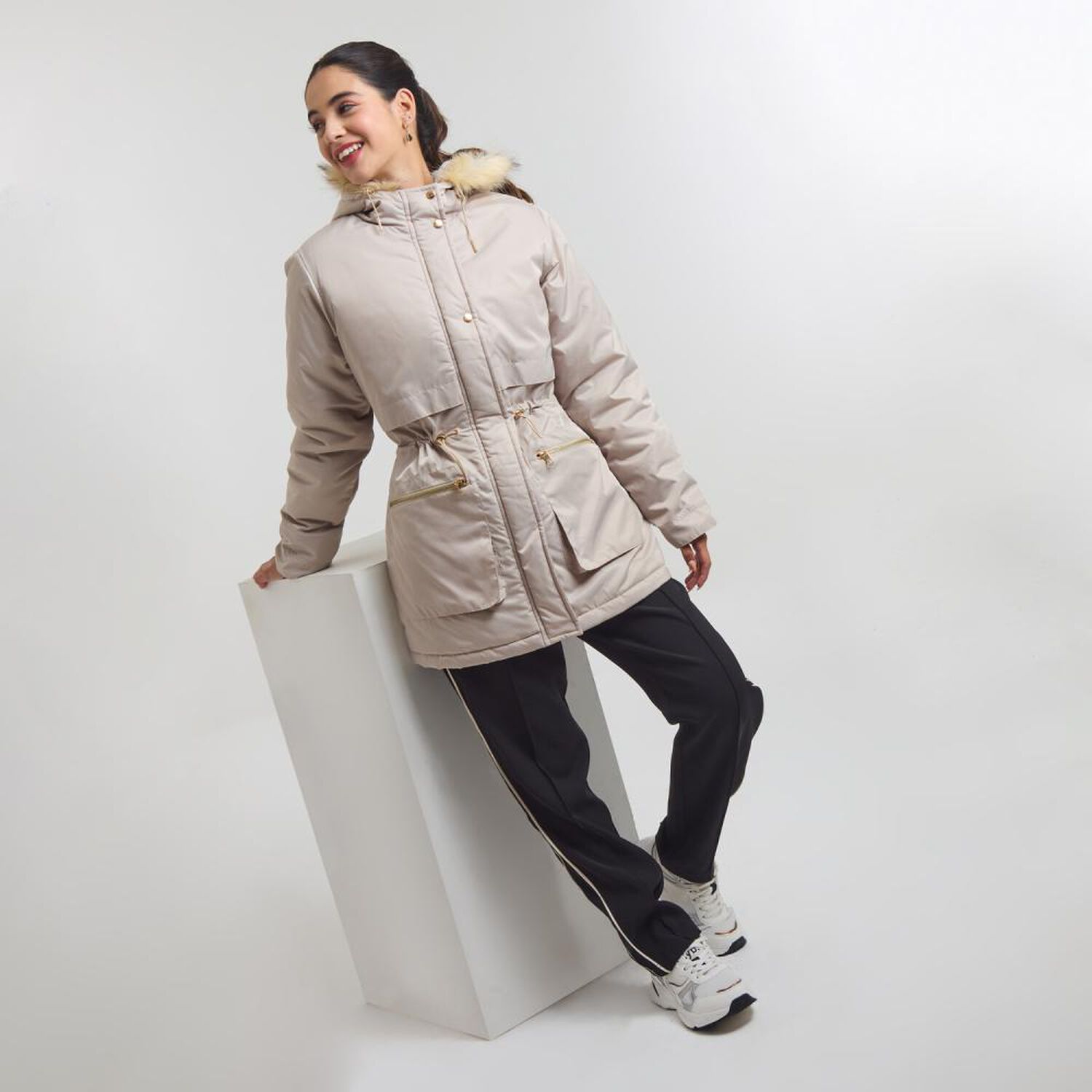 Chaqueta Regular Cuello Alto Con Capucha Con Piel Mujer Freedom image number 1.0