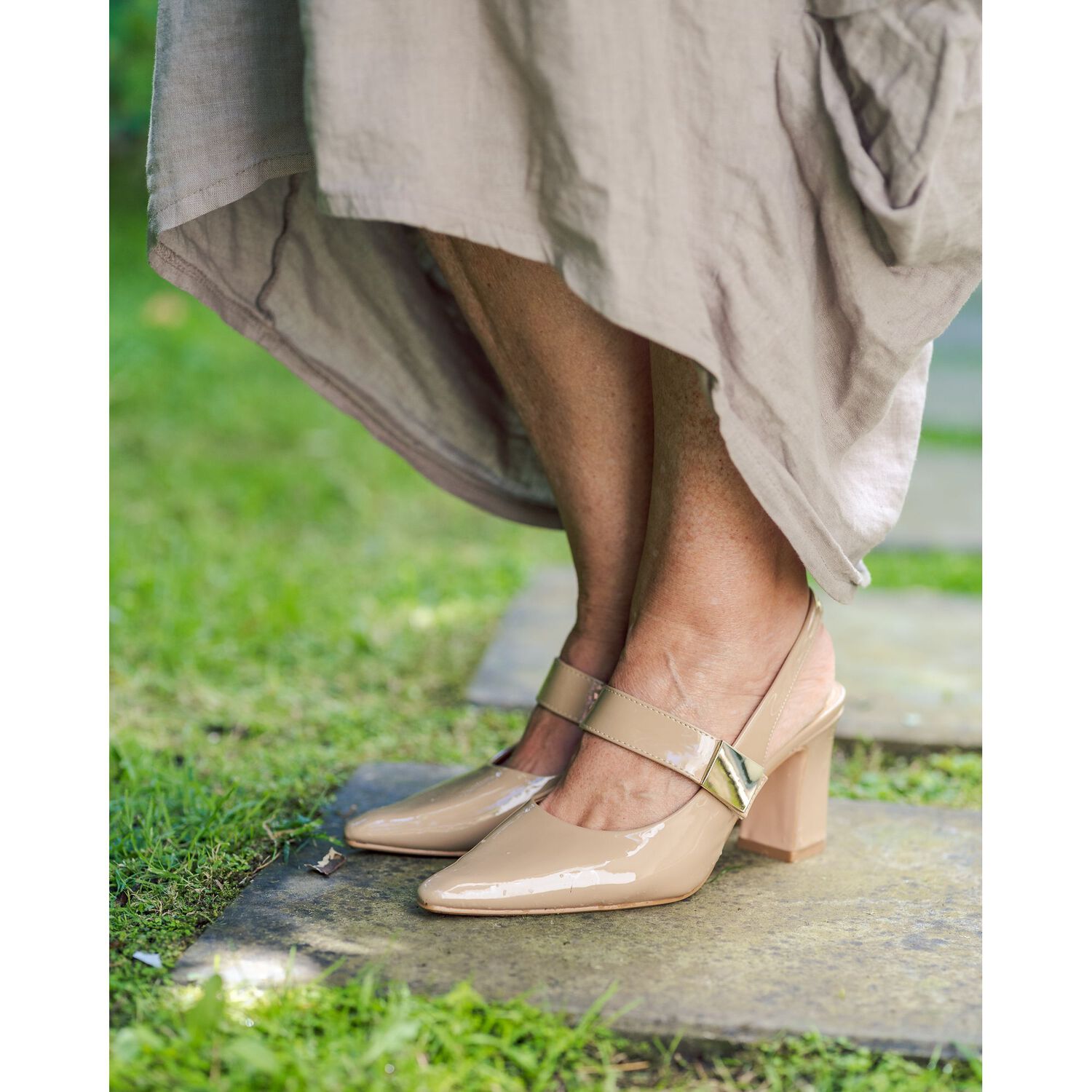 Zapato Glam Beige Charol Alquimia image number 4.0